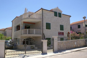 Apartments by the sea Supetar, Brac - 4274